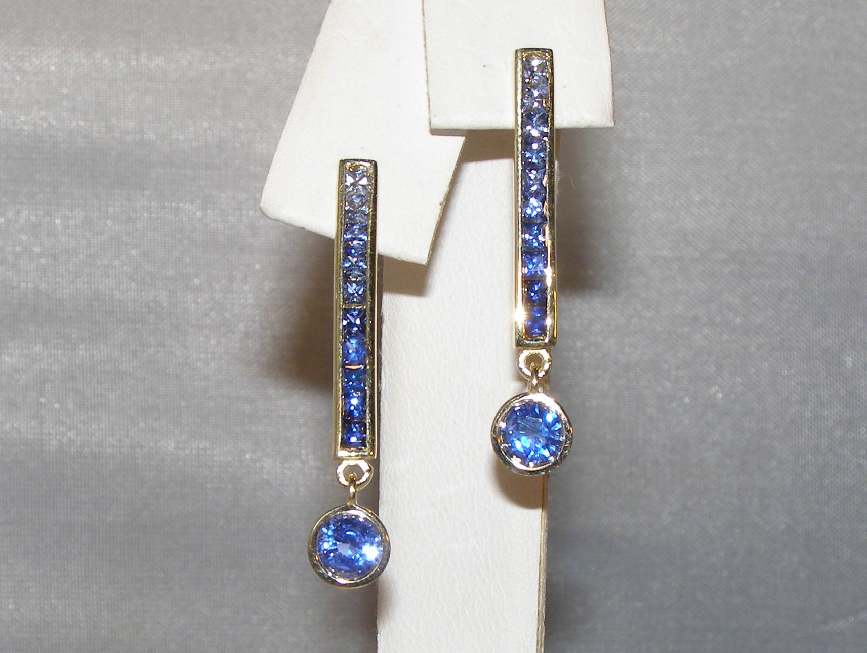 Transitioning Blue Sapphire (H)* Dangle Earrings 18KYG 3.00 ctw