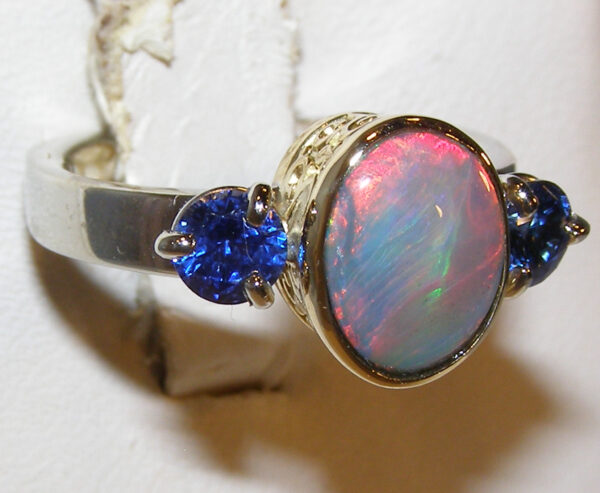 Lightning Ridge Black Opal (N)* Ceylon Sapphire Ring 18KTT - Image 5